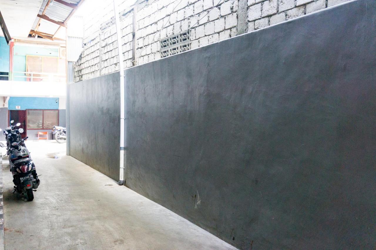 Reddoorz Near Sentani Airport Jayapura Hotel Exterior photo